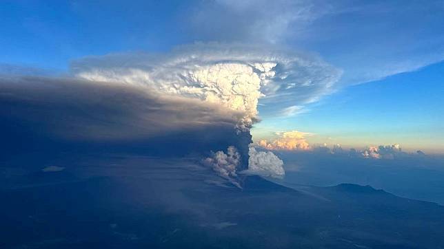 南太平洋島國巴布亞紐幾內亞境內的烏拉旺火山（Mount Ulawun）於台灣時間20日大規模噴發。（路透社）