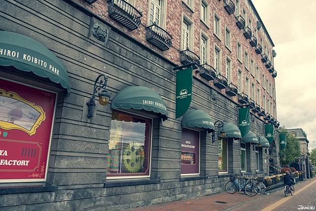 
<p>想要收藏屬於北海道的甜蜜嗎？下回來到札幌，走進這間充滿甜蜜的白色戀人公園吧！</p><p>
</p><p>
<b>白色戀人公園(白い恋人バーク)</b></p><p>
地址：北海道札幌市西区宮の沢2-2-11-36</p><p>
開放時間：09:00 - 19:00（最後入園時間18:00）／ 觀光工廠 09:00 - 18:00（最後參觀時間17:00）</p><p>
參觀費用：大人600日圓 ／ 4歲以上300日圓 ／ 3歲以下 免費（此僅為入園費用，相關體驗需再收費，請上<a href=