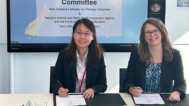 農業部防檢署組長翁壹姿及紐方植物健康組長Janine Collier簽署「台灣蔬果輸紐輸出計畫」。農業部提供