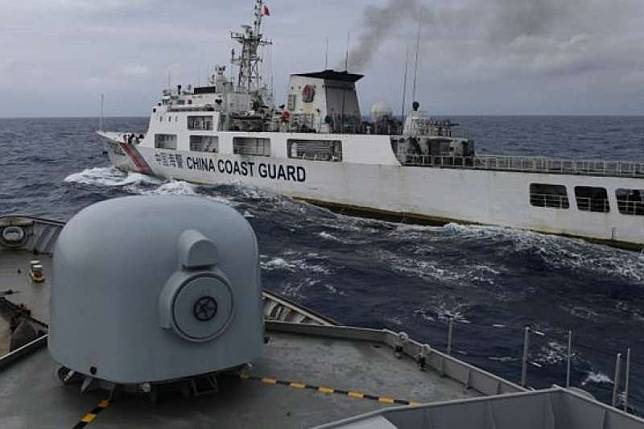 印尼指控中國海警艦護衛漁船在印尼專屬經濟區捕魚。（BBC中文網／REUTERS）