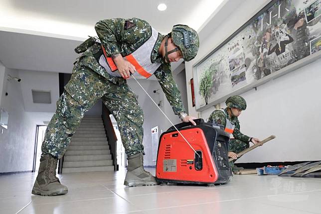 裝甲564旅官兵實施發電機性能測試。（第四作戰區提供）