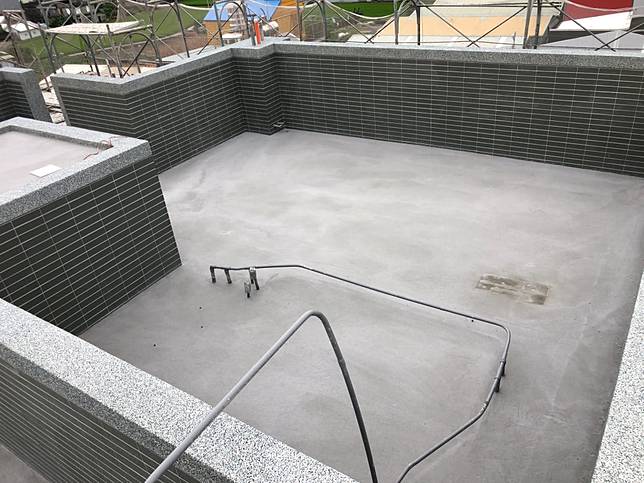 
          <p>泥作打底就是俗稱的「土水抹壁」，利用砂和水泥及水，依一定的比例拌成砂漿，抹在結構面上成形後，形成一平坦底面，以利之後的面材施作。</p><p>講更細一點，整個過程為確認之後面材的施作尺寸後，利用雷射墨線儀吊水線決定整棟物建的柱、樑、壁、窗戶開口大小後，再根據水線黏修邊條及模基。這個過程可以想成在畫草稿及描輪廓。  </p><br  /> Credits: homify / <a href=