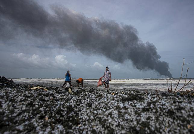 至周一為止，新加坡籍的化學貨輪X-Press珍珠號已經在海面上燃燒了超過十天，更給斯里蘭卡的海岸帶來了嚴重的生態浩劫。 美聯社/達志影像