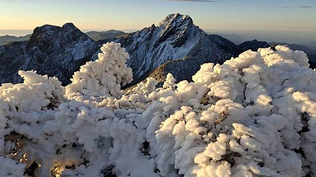 氣象署公布從玉山氣象站望向玉山主峰的照片，都被白雪覆蓋。(氣象署提供)