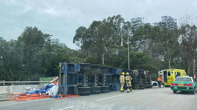 貨櫃車拖頭翻側建材散落行車綫上