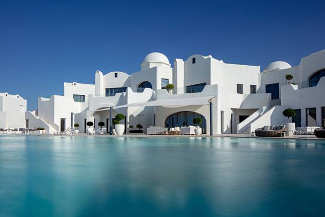 全新度假酒店「Anantara Santorini Abu Dhabi Retreat」。