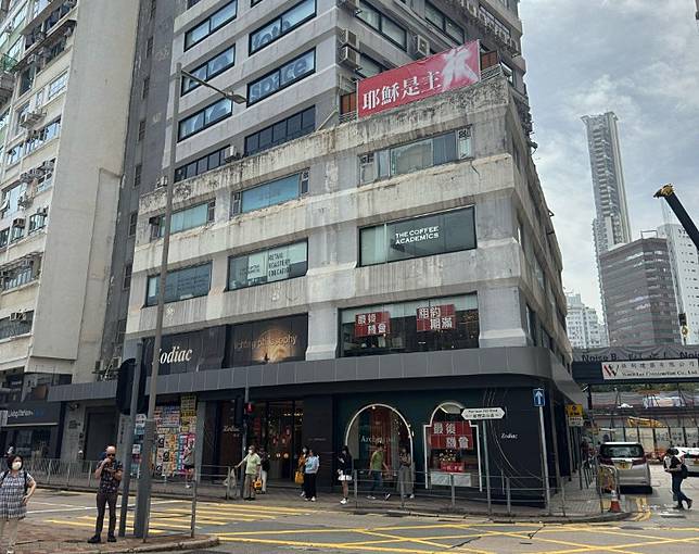 港島摩理臣山道70至74號凱利商業大廈地下、1樓及2樓舖位推出市場放售。