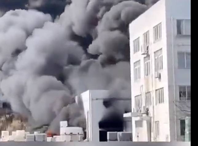 網上影片顯示，發生火災的殺蟲劑生產工廠冒起黑色濃煙   圖：翻攝自twitter