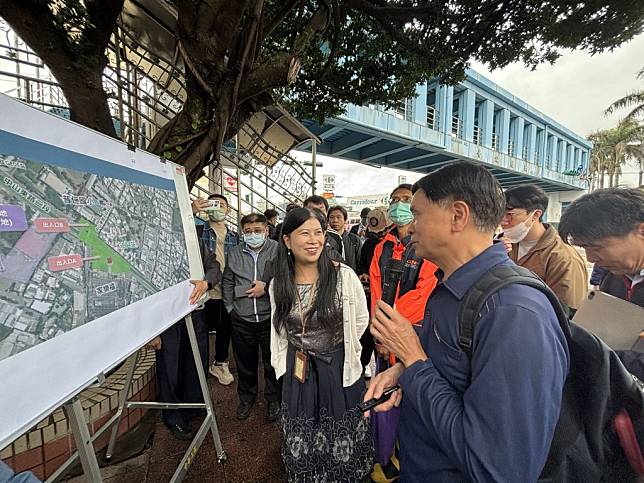 桃園捷運成環最後一哩路，捷運局步行七點二公里完成捷運綠線延伸中壢路線踏勘。（捷運局提供）