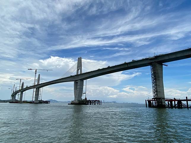 遠觀宛如海上長城的金門大橋。(吳琍君攝)