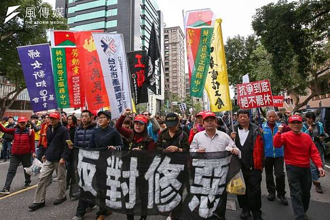 2018年1月10日，立法院三讀勞基法，勞團五一行動聯盟抗爭在行政院前、立院周遭丟灑冥紙抗議，並高呼反對勞基法修惡 ，警察組成人牆一路跟隨。（資料照，陳明仁攝）