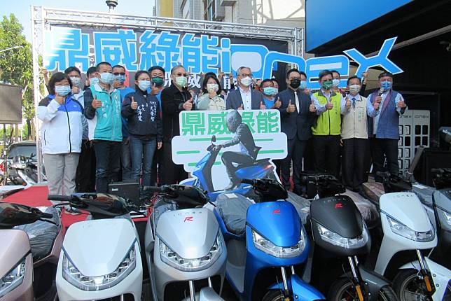 台南四位在地青年集資創業，推動電動機車環保產業。 （記者陳佳伶攝）
