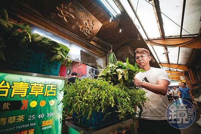 今年42歲的簡宜賢是德安青草店的第3代老闆，從國小開始幫忙，對青草瞭若指掌。