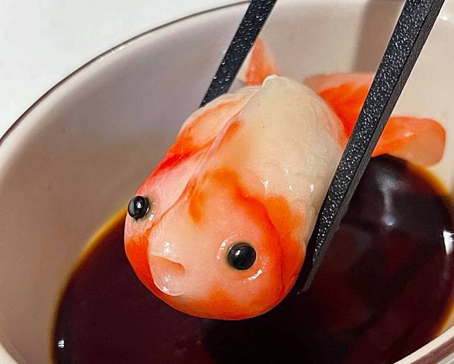 台灣水彩老師張敏貞製作小金魚蝦餃是今年家中年菜之 一，十分吸睛。 （張敏貞提供） 中央社記者侯姿瑩新加坡傳真 110年2月10日