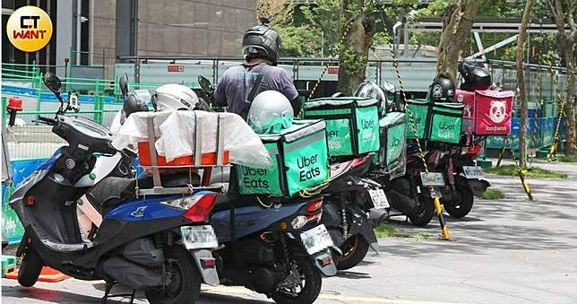 婆婆救街頭中暑外送員　他甦醒喊「單還沒送完」惹在場人鼻酸