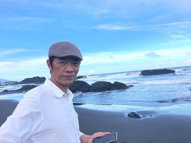 ▲久保寺淳子在臉書發文哀悼，貼出吳朋奉在海邊的照片。（圖／翻攝自臉書）