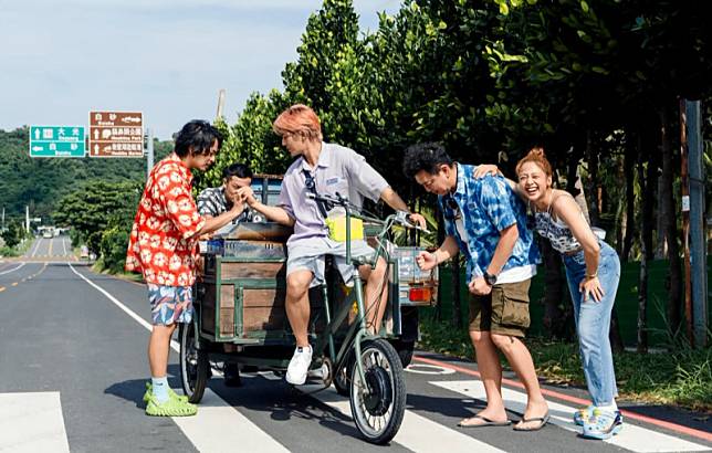 楊銘威(左起)、姚元浩、炎亞綸、庹宗康、吳映潔以為是「度假之旅」，卻收到指令，要經營「一日快閃餐車」。(TVBS提供)