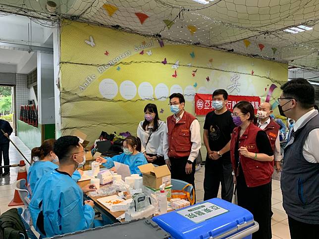 新北市副市長劉和然二十五日前往安和國小視察關心BNT兒童疫苗接種啟動作業。（記者蔡琇惠攝）