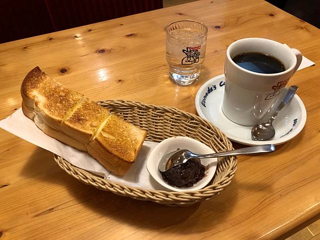 
<p><b>終於吃到早餐時段的吐司啦：名古屋小倉吐司</b></p><p>
</p><p>
假日一直會賴床的我，終於有一天踩在最後關頭跑進店裡抽號碼牌。想必已經大排長龍啦！好在後來還是有來得及換小倉吐司。</p><p>
</p><p>
吐司好大ㄧ片喔！非常有誠意(笑)，紅豆泥也不會太甜，份量一點也不小氣。<b>吐司本身烤得微微焦脆。還有一點奶油的香味，非常好吃</b>~怪不得日本人都會特地跑來吃早餐呢。</p><p>
</p><p>
不過可不是吃免費的，要先點一杯咖啡才行~用咖啡券點招牌咖啡，加100日圓可以升級大杯。</p><p>
</p><p>
<a href=