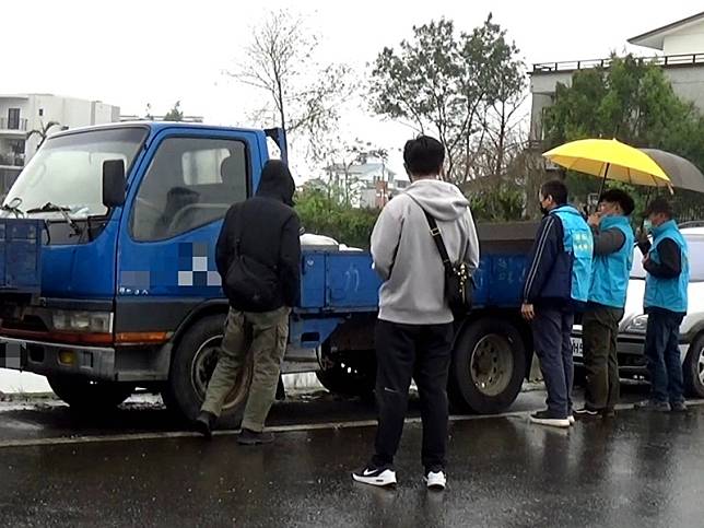 貨運回頭車偷載廢棄物檢警環跨縣市逮17人