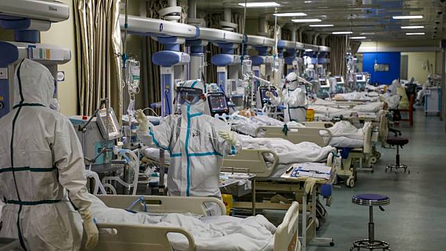 中國近日新冠肺炎疫情再起，圖為2020年2月武漢醫院收治重症病患。路透社