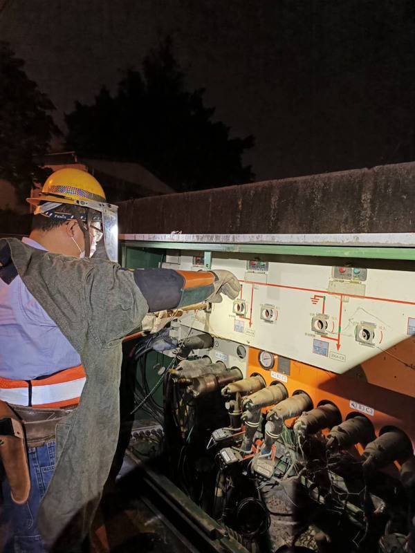 台中市北屯區東山路一帶28日晚間停電，約4300戶受影響，台電人員在變電箱搶修隔離故障點，晚間9時44分全面復電。 （台電提供） 中央社記者趙麗妍傳真 111年11月28日  
