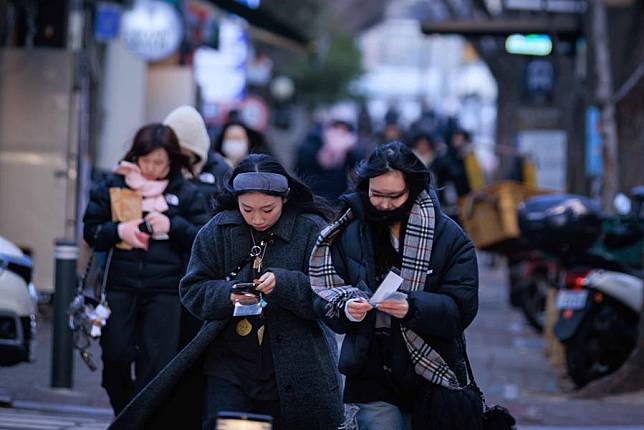 People walk on a street in Seoul, South Korea, Jan. 9, 2025. (Photo by Park Jintaek/Xinhua)