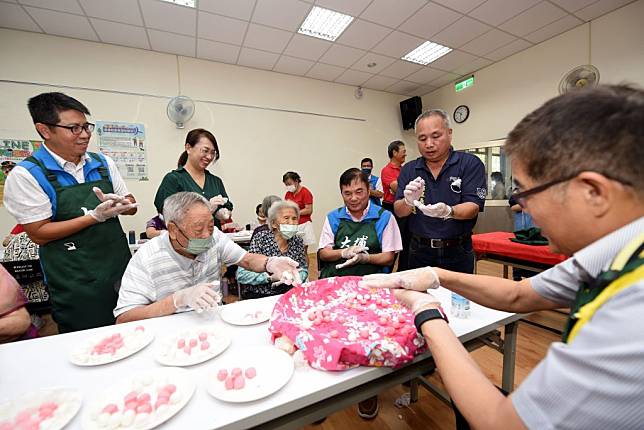 苗栗縣長鍾東錦三十一日前往竹南鎮大埔社區照顧關懷據點慰訪長輩，和老寶貝一起跳健身操、搓湯圓並閒話家常，氣氛溫馨。 　（記者謝國金攝）