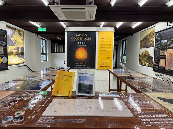 新北市立黃金博物館與國發會檔案局首次合作，推出「台金歲月─台灣金銅礦務產業檔案微型特展」，即日起在黃金博物館共學館2樓展出。 圖：黃金博物館提供