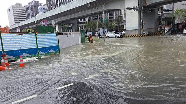 新北市新莊區新北大道跟思源路交叉口，今早自來水管破裂，水淹近成人小腿高。(圖由新莊區公所提供)