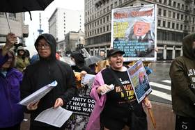    ▲美國民眾在洛杉磯抗議美國總統川普抓捕委內瑞拉總統馬杜洛。（圖／美聯社／達志影像）  