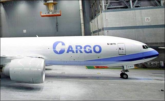 華航貨機「CARGO」字樣C中有一個台灣圖案，今年最新抵台的貨機不再沿用此設計。(華航提供)