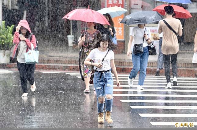 氣象局指出，目前台灣局部地區上空對流旺盛，易有短時強降雨。大雨示意圖。(資料照)