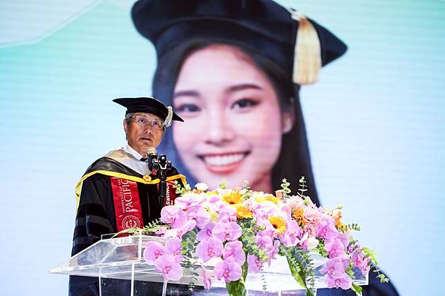 包小柏13日出席國立臺北科技大學畢業撥穗典禮，女兒包容現身他背後的大螢幕。鄒保祥攝