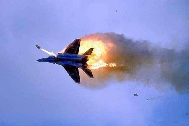 烏克蘭空軍在臉書Po出一張俄國戰機起火燃燒的照片。   圖：翻攝烏克蘭空軍臉書