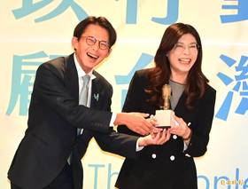 國民黨主席鄭麗文、民眾黨主席黃國昌今日舉行「以行動顧台灣—主席高峰會談」黃國昌則贈送由本土藝術家用水泥作為基座製作的鎢絲燈，稱要給台灣光明未來。(記者王藝菘攝)