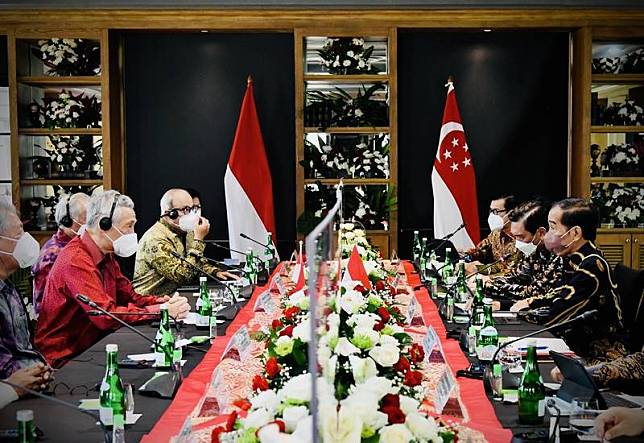 印尼總統佐科威（右1）與新加坡總理李顯龍（左2）各率資深官員，25日在印尼民丹島舉行雙邊會談，簽訂引渡協議等3項協議。（印尼總統府提供）中央社記者石秀娟雅加達傳真 111年1月25日  
