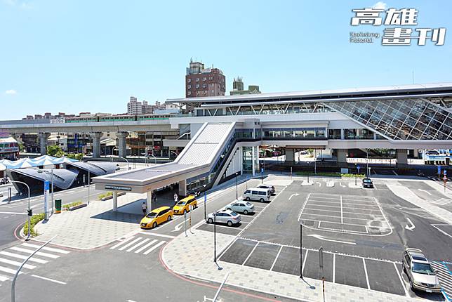 捷運岡山車站與臺鐵岡山車站及客運站步行可達，除岡山外，路竹、湖內和橋頭等地區的旅客都能透過捷運，輕鬆轉乘捷運橘線、環狀輕軌和高鐵。(攝影/Carter)