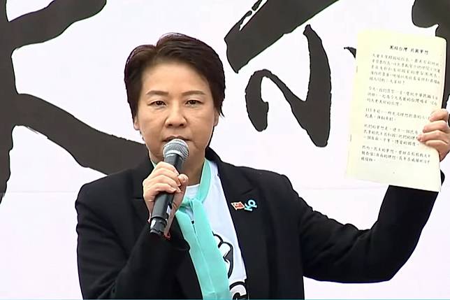 民眾黨10日舉辦「集結！司法正義」活動，立委黃珊珊上台聲援被羈押的黨主席柯文哲。（取自柯文哲Youtube）