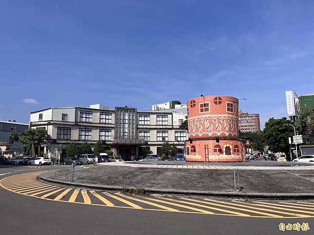 新竹縣關西鎮普發現金5000元，這兩天吸引大批民眾申請入籍關西鎮，公所希望藉此「政策留人」；但因議員總席次不變，竹東鎮恐因此而減少1席。(記者廖雪茹攝)