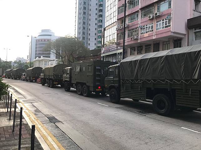 香港鬧區出現多部解放軍軍車