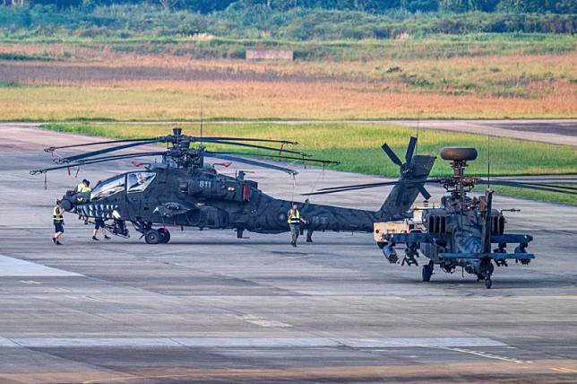 AH-64E阿帕契攻擊直升機披上「虎斑、白色鯊魚尖牙」塗裝，航特部一度以不符作戰實需為由取消陳展。 圖：世界特種部隊與軍武資料庫臉書、軍友提供