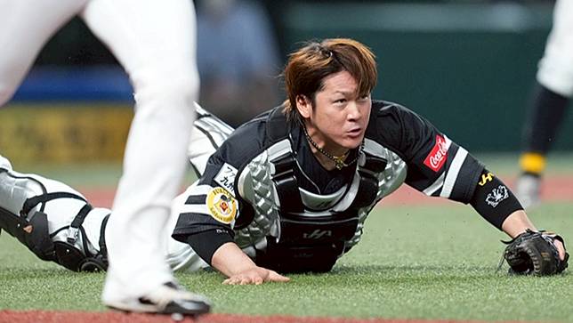 即將轉戰東京讀賣巨人的福岡軟銀當家鐵捕甲斐拓也。圖片取自FB@SBHAWKS