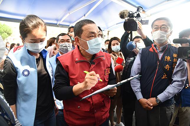 ▲侯友宜今（22）日特別到樹林生命紀念館宣導線上祭拜方式，呼籲民眾沒事不要趴趴走，鼓勵民眾盡量在家使用電子祭拜方式。（圖／新北市民政局提供）