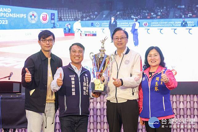 楊梅區柔道委員會組隊參加「112全國中正盃柔道錦標賽」，在社會男子甲組奪得全國冠軍，獻獎予市長。
