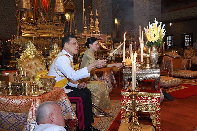 ในหลวง-พระราชินี เสด็จฯบำเพ็ญพระราชกุศลวันคล้ายวันพระบรมราชสมภพ ร.9