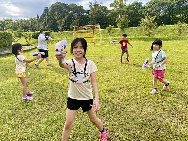 悠遊國旅開跑後，家長們以報復性旅遊帶孩子住飯店、游泳，享受許久未有的歡樂家庭時光