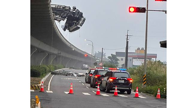 聯結車懸在高架橋上護欄。取自記者爆料網