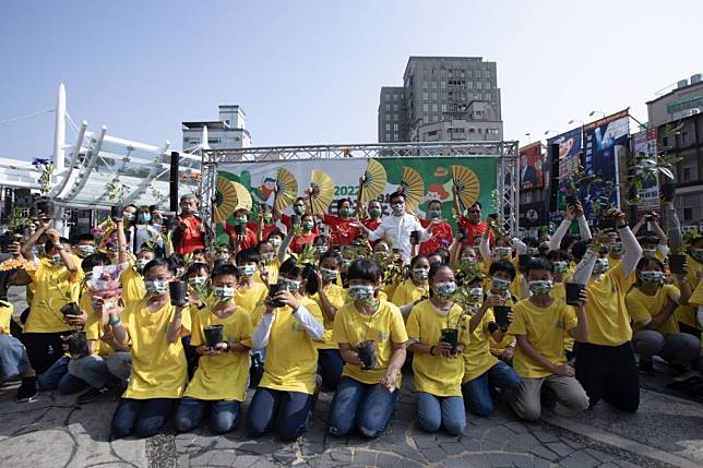 2022「森日快樂 愛的樹苗」公益活動19日上午在新竹市巨城百貨廣場盛大舉行，現場吸引許多年輕爸媽帶著小朋友一同參與。(記者曾芳蘭攝)
