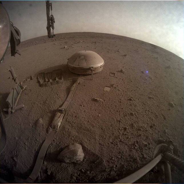 「洞察號」電量即將完全耗盡，今(20日)它傳回一張火星照，並寫下「絕筆」，這可能是他在火星所拍攝的最後一張照片。(圖擷自洞察號推特)